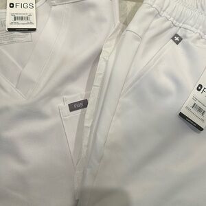 Men’s XS white FIGS set